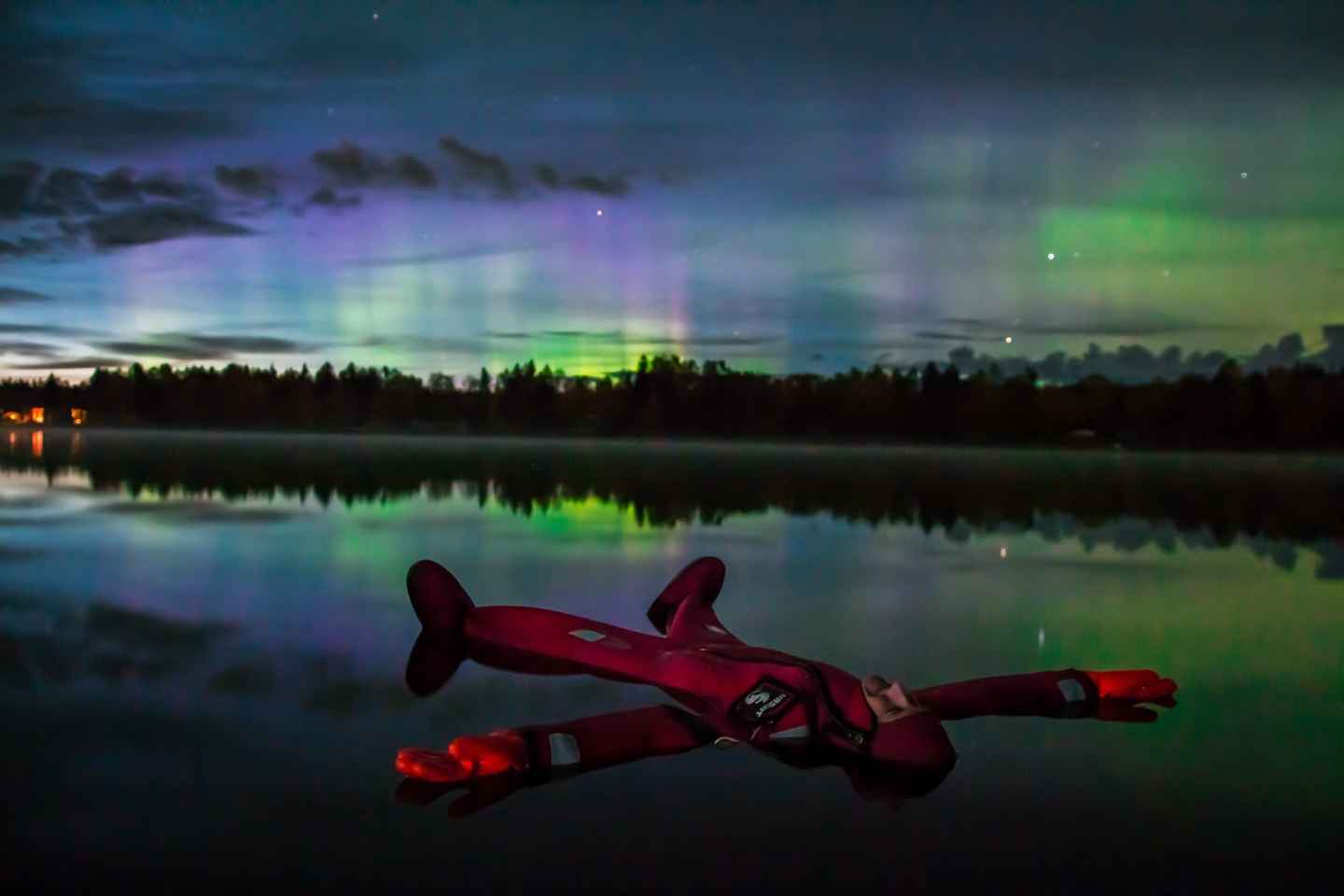 Ylläs: Northern Lights Ice-Floating Experience with Transfer
