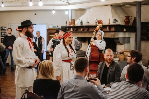 Ljubljana: Traditionelles slowenisches Abendessen und Aufführung