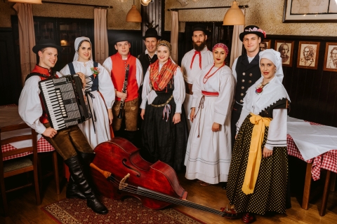 Ljubljana: Traditionelles slowenisches Abendessen und Aufführung