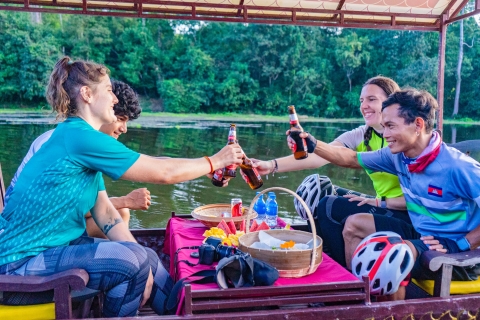 Siem Reap: Angkor Sunset Bike & Boat Tour z napojami i przekąskami