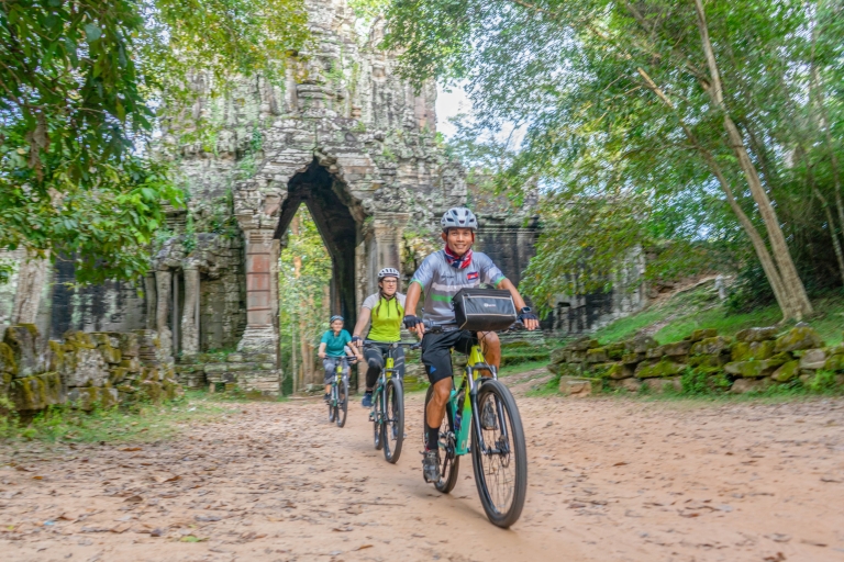 Siem Reap: Angkor Sunset Bike & Boat Tour z napojami i przekąskami