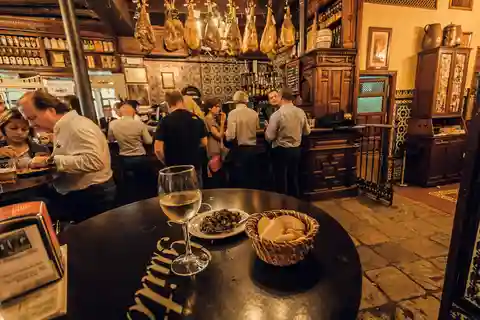 Madtur i Sevilla med tapas og drinks med en lokal