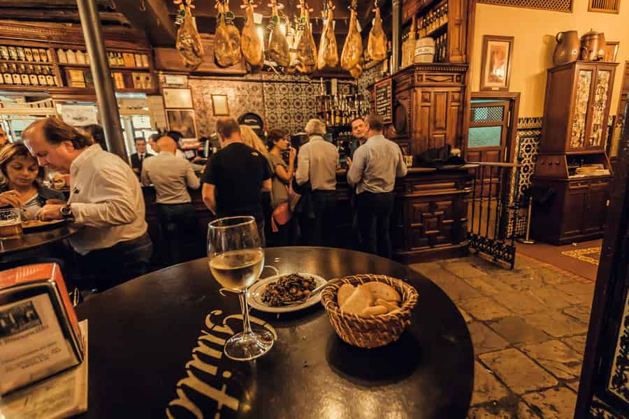 Sevilla Food Tour mit Tapas & Getränken mit einem Einheimischen