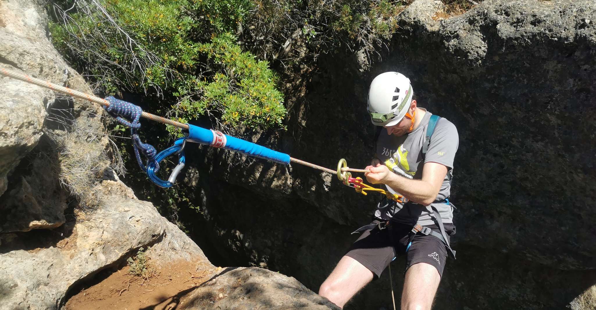 Arrábida, experiencia guiada de espeleología + Rapel - Housity