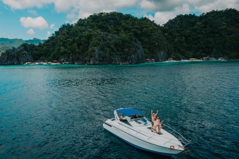 Coron: privé eilandhoppende tour op een jacht of speedbootPrivéjachttour met ophalen en wegbrengen