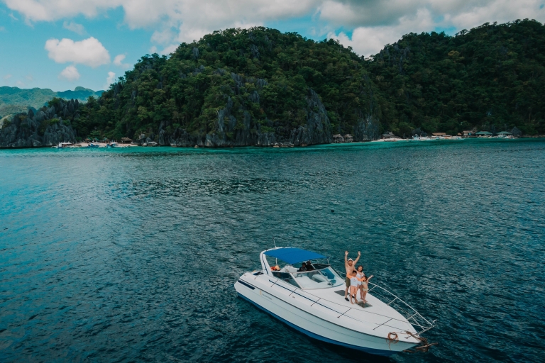 Coron: privé eilandhoppende tour op een jacht of speedbootPrivé speedboottocht met ophalen en wegbrengen