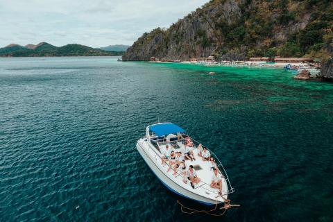 Coron: visite privée d'île en île sur un yacht ou un hors-bordTour privé en hors-bord avec prise en charge et retour