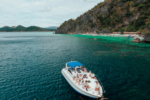 Coron: visite privée d'île en île sur un yacht ou un hors-bordTour en yacht privé