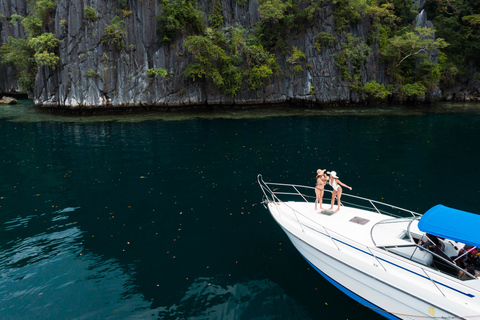 Coron: visite privée d'île en île sur un yacht ou un hors-bordTour privé en hors-bord avec prise en charge et retour