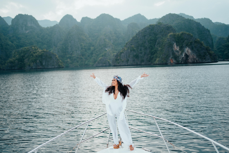 Coron: visite privée d'île en île sur un yacht ou un hors-bordTour privé en hors-bord