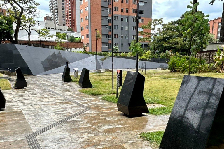 Medellín: Combo Citytour in chiva with open bar + CityTour Pablo Escobar Medellín: Combo Citytour in chiva with open bar + Pablo Escobar CityTour