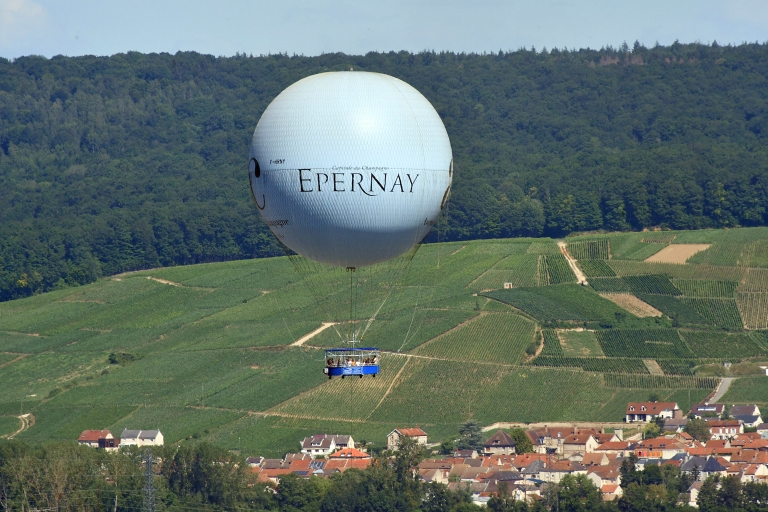 Epernay: luchtballon afgemeerd boven wijngaardenAfgemeerde heteluchtballon boven de wijngaarden