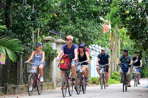 Hue: Thuy Bieu Village Bike Tour with Cooking Class