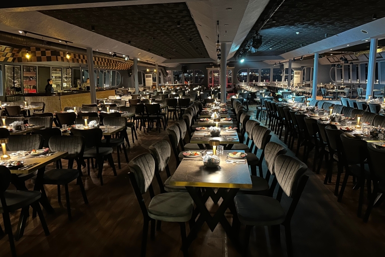 Stambuł: Rejs luksusowym katamaranem po Bosforze z pokazem kolacjiStandardowe menu z nieograniczonymi napojami bezalkoholowymi i transferem