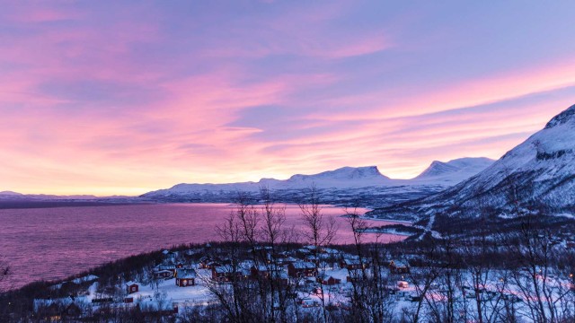 Visit Abisko: Guided Sunrise Morning Hike with Hot Chocolate in Abisko