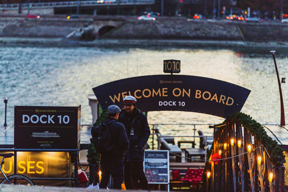 Budapest: Premium Evening Cruise with Tokaj Frizzante