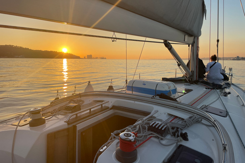 Lizbona: Rejs żaglówką o zachodzie słońca z winem