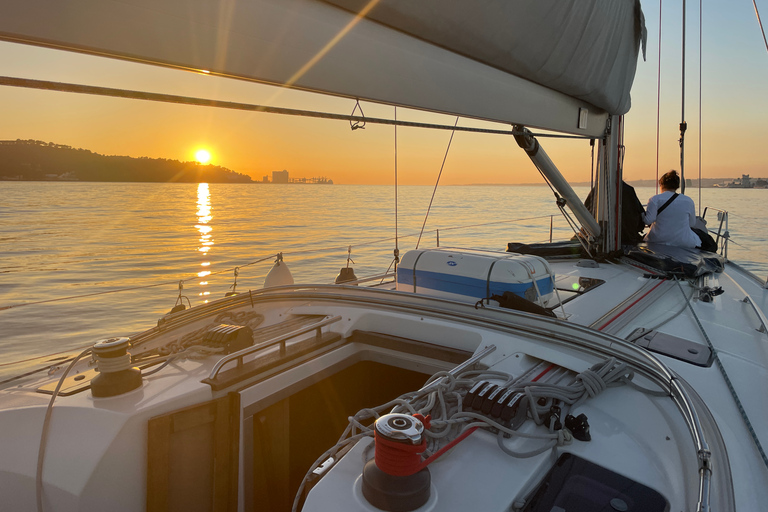 Lizbona: Rejs żaglówką o zachodzie słońca z winem