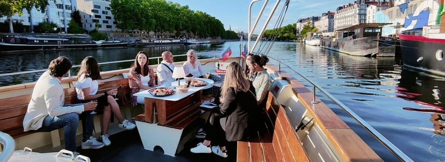 Lyon : Croisière en ville avec charcuterie, fromage et vin