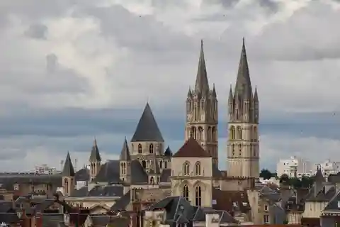Caen: Private Guided Walking Tour