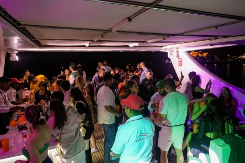 Dubai: Marina Yacht Party met barbecue en onbeperkte drankjes