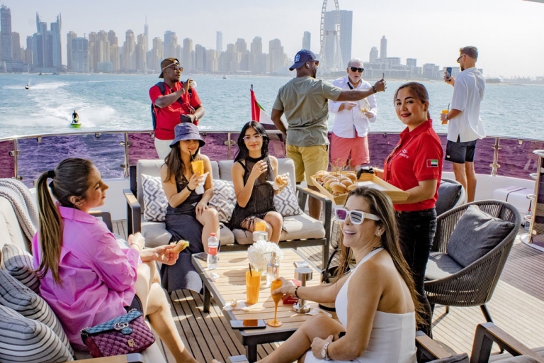 Dubai: Superyacht Hafenrundfahrt mit Buffet-MahlzeitKreuzfahrt bei Sonnenuntergang mit Abendessen