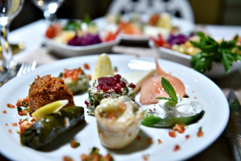 Istanbul: Bosporus Dinner Cruise & Show mit privatem TischAbendessen und Softdrinks mit Hoteltransfer