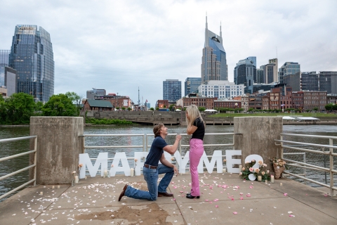 Nashville Sesión de fotos romántica en pareja con champán