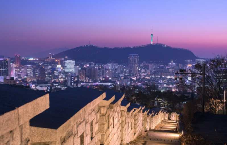 Seoul: tour notturno di palazzo, mercato, parco Naksan e altro