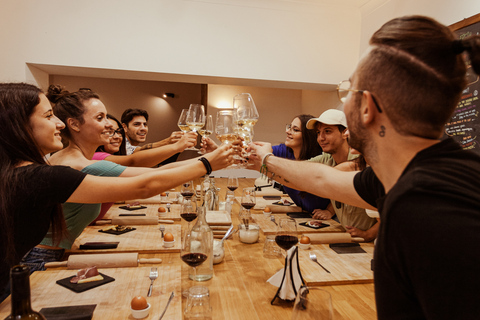 Roma: Preparazione della pasta con degustazione di vini e cena a FrascatiRoma: corso di cucina italiana fatta in casa e degustazione di vini