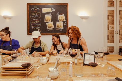 Roma: Preparazione della pasta con degustazione di vini e cena a FrascatiRoma: corso di cucina italiana fatta in casa e degustazione di vini