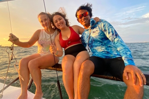 Miami: intiem zeilen in Biscayne Bay met eten en drinken