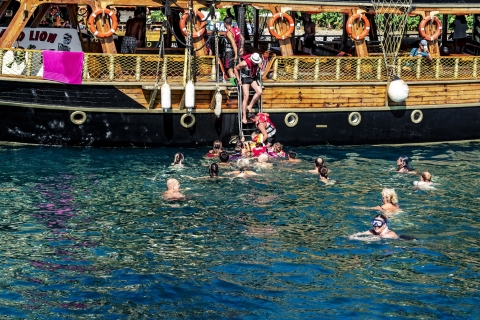 Wikinger-Bootsfahrt in den malerischen Buchten vor KemerTour mit Abholung von Hotels in Antalya