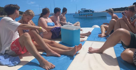 Milna: Bootsausflug nach Hvar und zu den Roten Felsen Milna: Bootsausflug nach Hvar und zu den Roten Felsen