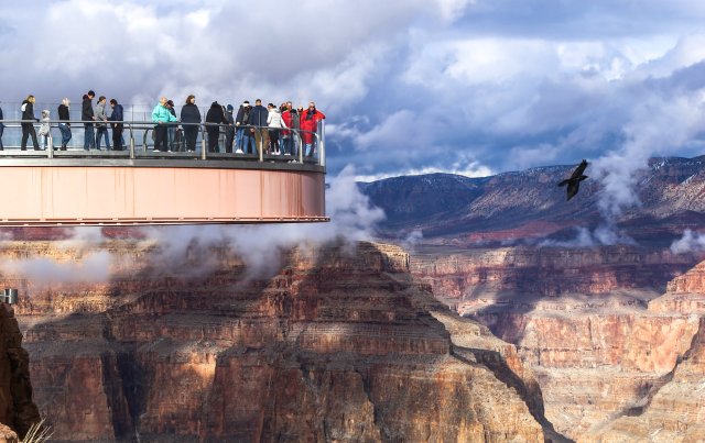 Las Vegas: Grand Canyon West Bustour mit Halt am Hoover Dam