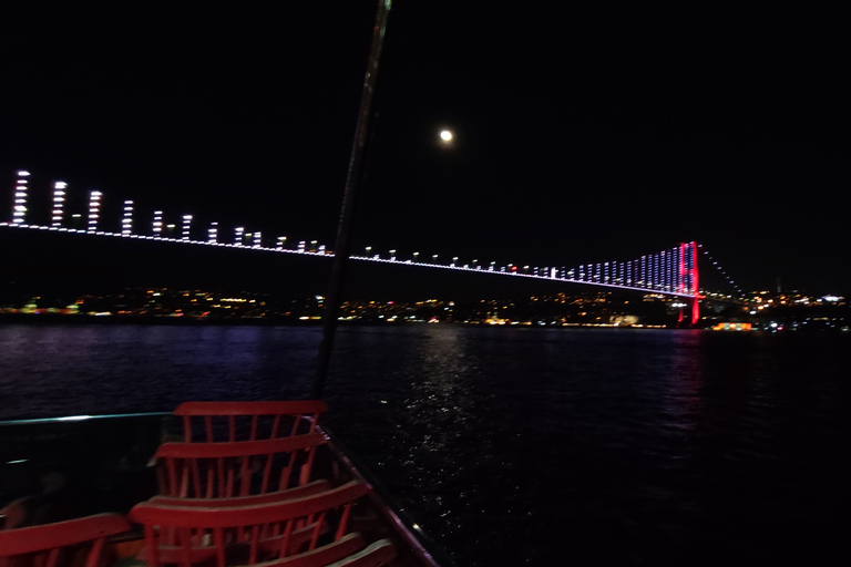 Bosporus Dinner Cruise mit türkischer Nachtshow