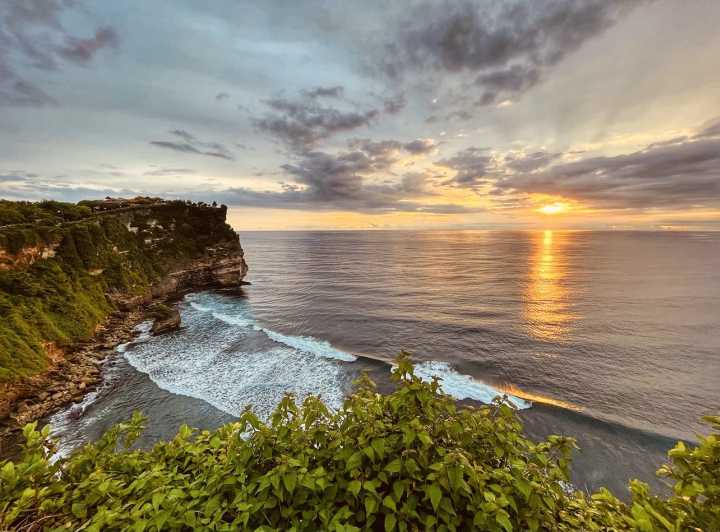 Bali: Uluwatu Temple and Karang Boma Cliff Tour with Tickets