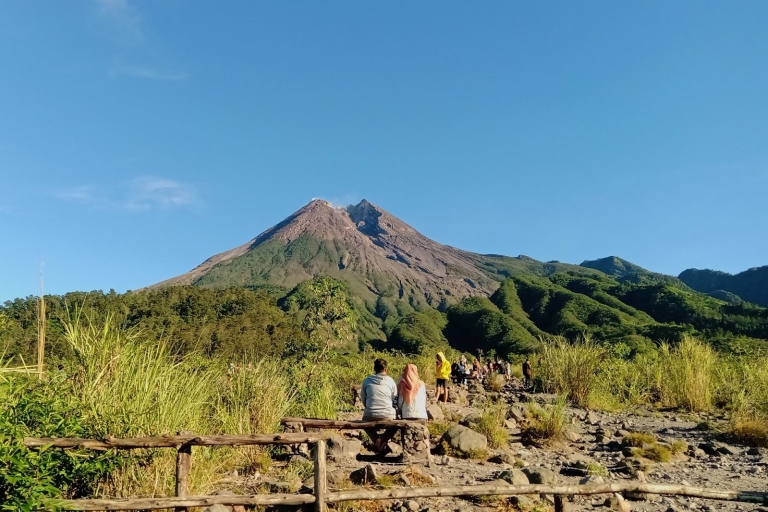 Yogyakarta: Excursión de 2 días a Templos, Amanecer en el Volcán y Cuevas