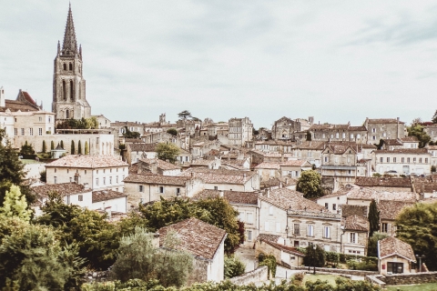 Bordeaux : Jeu d'exploration mobile pour l'enterrement de vie de jeune fille en plein airJeu en anglais