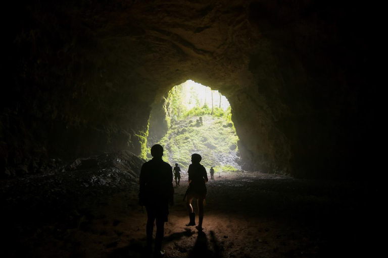 Yogyakarta: Excursión de 2 días a Templos, Amanecer en el Volcán y Cuevas