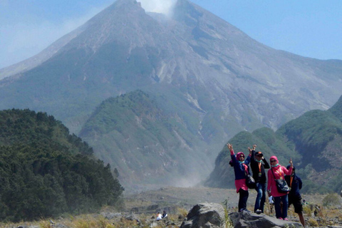 Yogyakarta: Excursión de 2 días a Templos, Amanecer en el Volcán y Cuevas