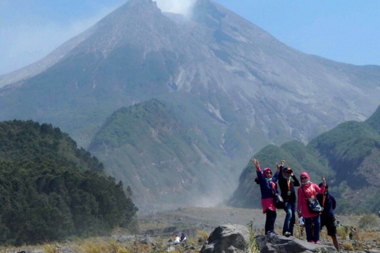 Yogyakarta: Excursión de 2 días a Templos, Amanecer en el Volcán y Cuevas