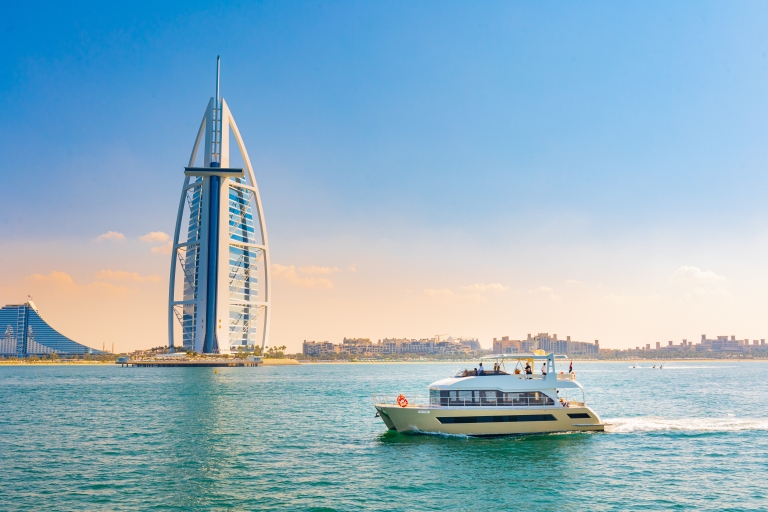 Dubai Coastline Yacht Tour + BBQ oder Picknick & Virtueller GuideDie Dubai Luxus Yacht Tour - 2 Stunden Sonnenuntergangstour mit Picknick