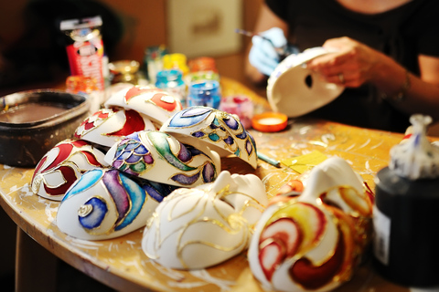 Venice: Mask Decoration Class in St. Mark&#039;s SquareClass in Spanish