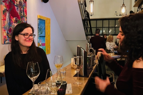 Ateny: degustacja wina i nocne życie z przewodnikiemDegustacja wina w języku angielskim
