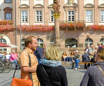 Entertaining Guided Tour to Old Town Highlights