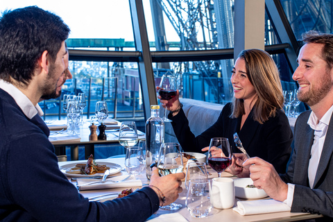 Parigi: Pranzo con la Madame Brasserie della Torre EiffelMenu Madame con bevande - Vista sulla Senna