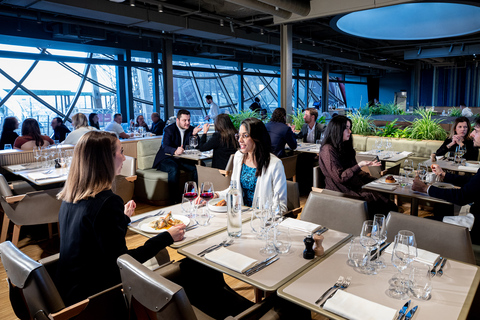 Parigi: Pranzo con la Madame Brasserie della Torre EiffelMenu Madame con bevande - Vista sulla Senna