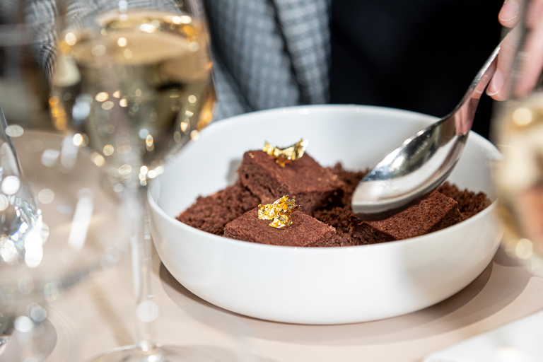 Parigi: Pranzo con la Madame Brasserie della Torre EiffelMenu Madame con bevande - Vista sulla Senna