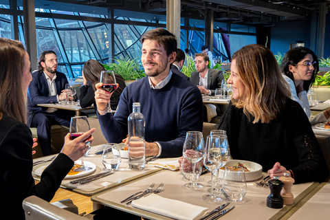 París: Almuerzo en la Madame Brasserie de la Torre EiffelMenú Madame con bebidas: centro del restaurante